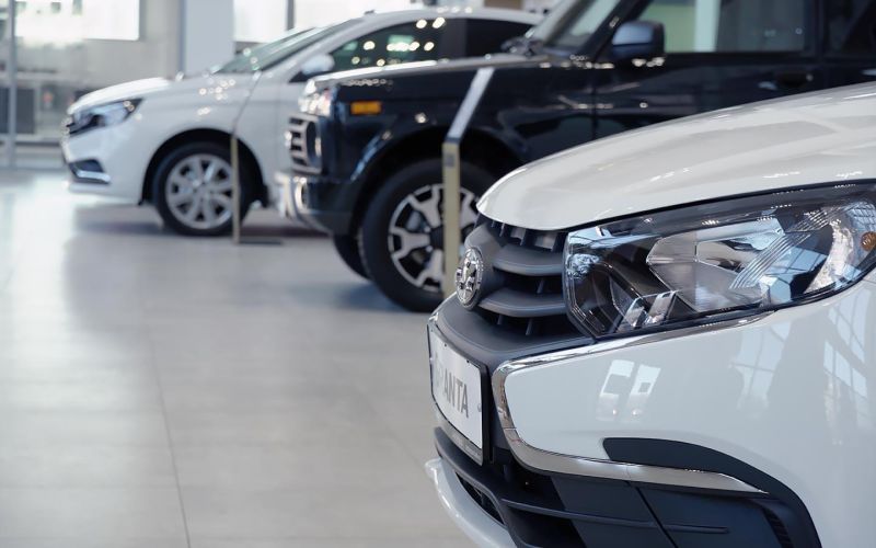 
            Продажи новых автомобилей в России в октябре упали на 62,8%
        