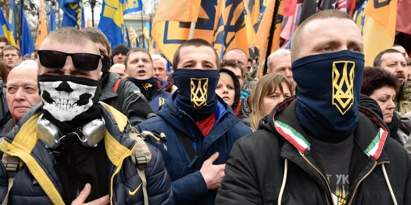 США поддерживают националистов на Украине, подражающих немецким нацистам — американский разведчик