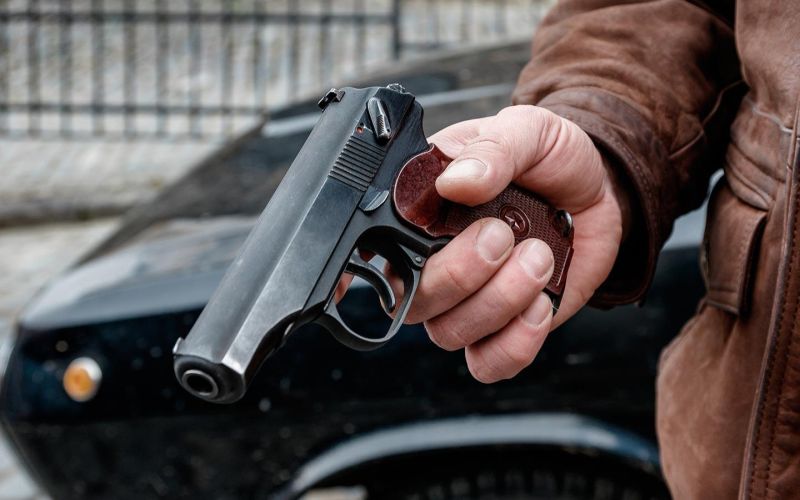 Водитель на Ford проехал по тротуару и выстрелил в недовольного пешехода