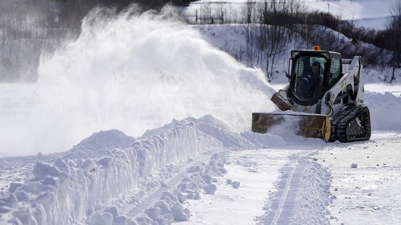 Почти 1 тыс. единиц техники вывели на уборку снега в Подмосковье