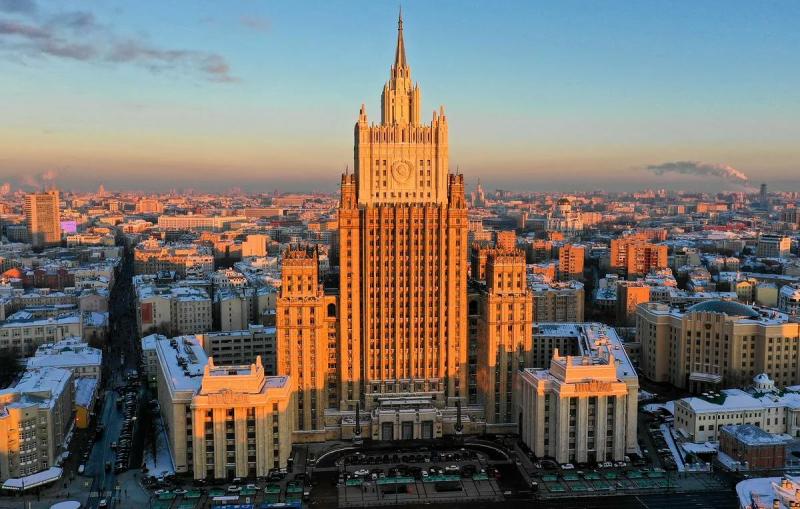 США превратили работу дипломатических сотрудников в инструмент оказания давления на РФ — МИД