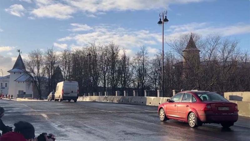 Троицкий мост в Пскове открыли для автомобилистов