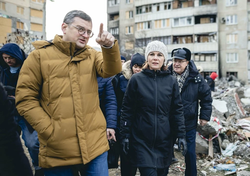 Читатели Die Welt обвинили Бербок в проведении пиар-акции в Харькове