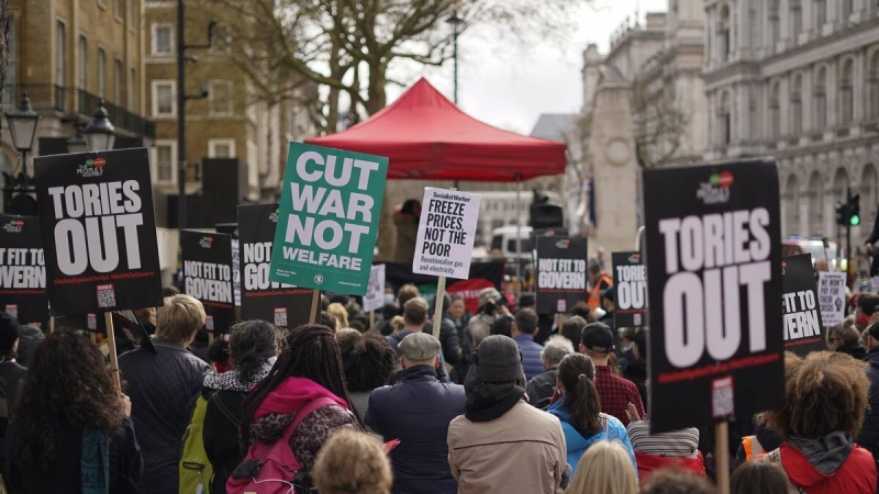 Инфляция в Великобритании вывела тысячи сотрудников здравоохранения на забастовку