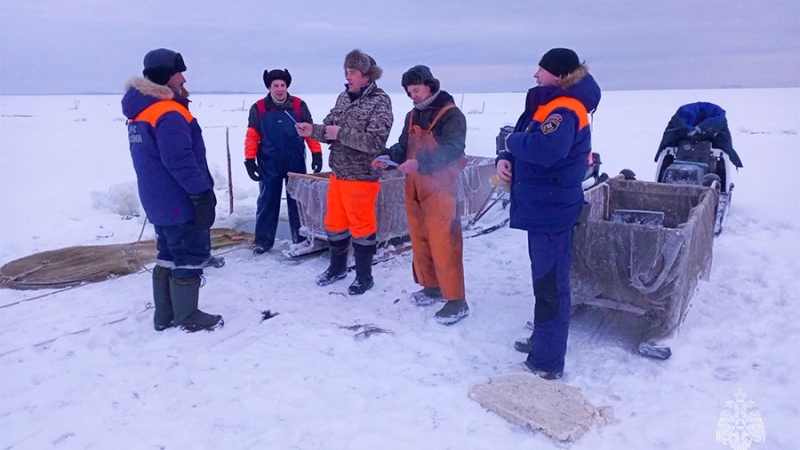 Случаи отрыва льдин с рыбаками участились на Ладожском озере