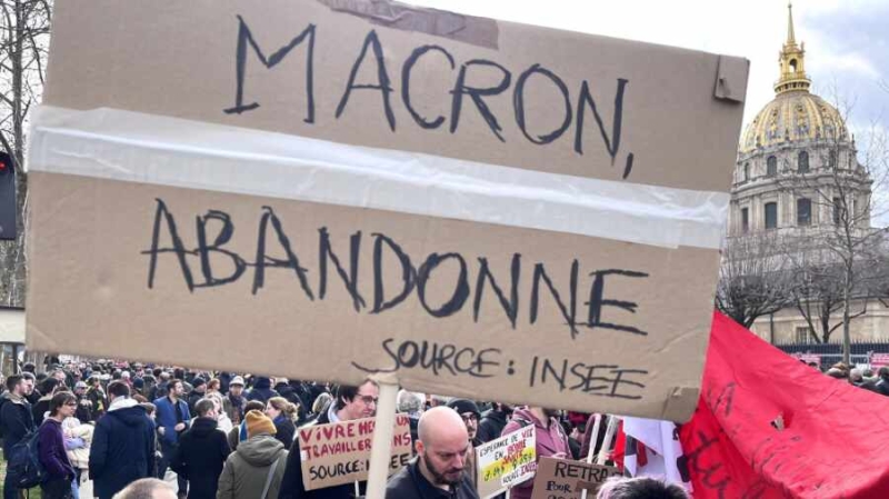 В Париже проходит митинг за выход Франции из НАТО
