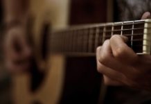 Как проводятся уроки игры на гитаре для детей и какие важные уроки они могут дать
