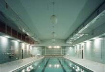 Польза тренировки в бассейне: почему вода делает фитнес эффективнее