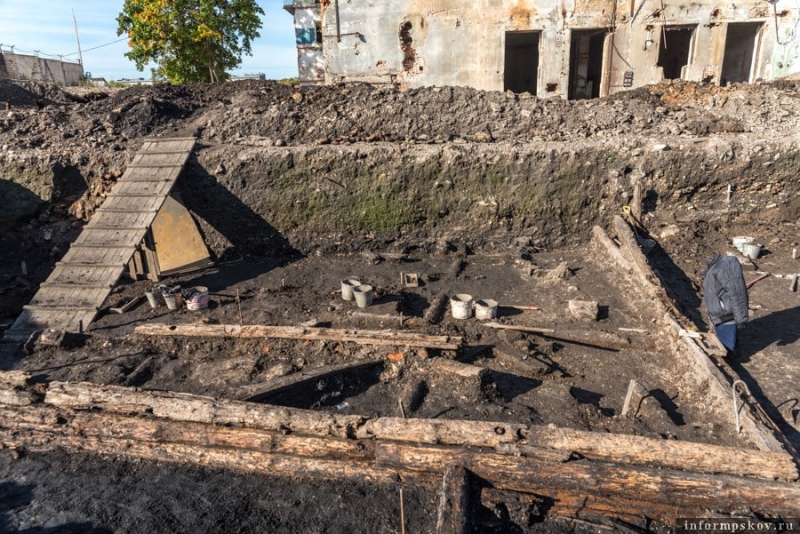 Клад XVI века обнаружили археологи в Пскове