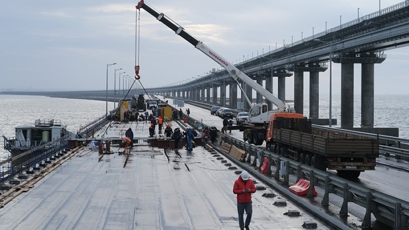 На левой автомобильной части Крымского моста начались ремонтные работы