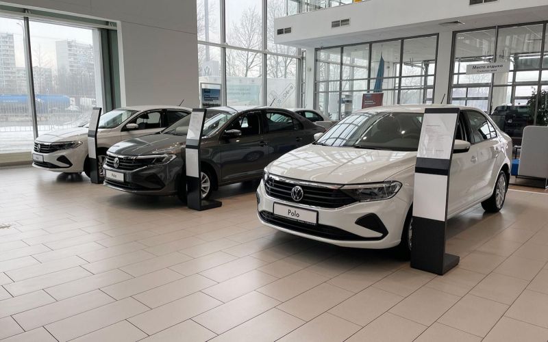 
            Продажи новых автомобилей в России рухнули на 63%
        