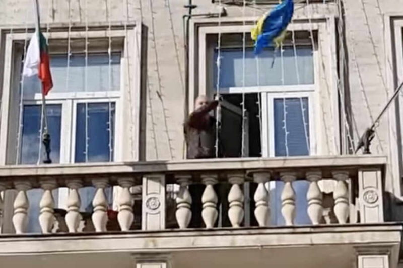 С балкона мэрии Софии выбросили флаг Украины