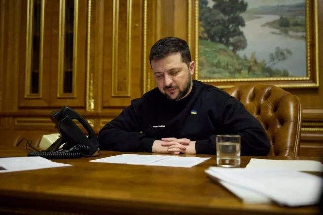 Украинский президент не дождался телефонного переговора