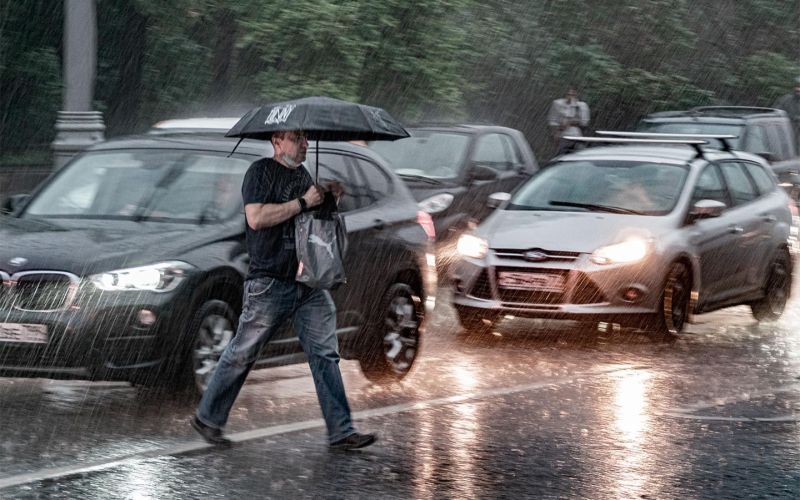 
            В ГИБДД рассказали, как безопасно ездить в дождь. Памятка для водителей
        