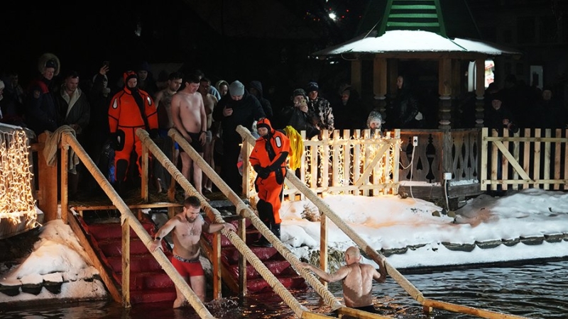 В Подмосковье почти 200 тыс. человек приняли участие в крещенских купаниях