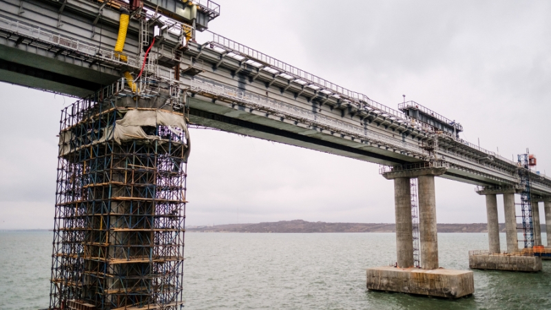 Железнодорожную часть Крымского моста запланировали запустить к лету